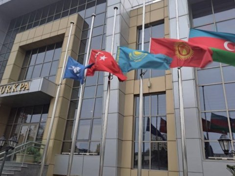 Türk PA-nın binasında bayraqlar yarıya endirilib