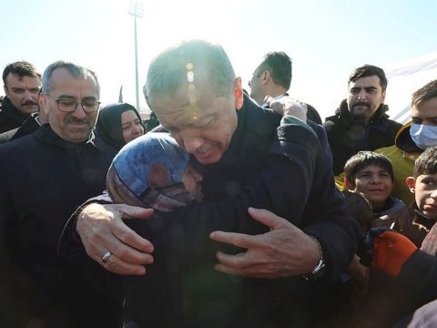 Ərdoğanı zəlzələ bölgəsində belə qarşıladılar - FOTOLAR