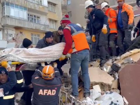 88 yaşlı qadın 62 saat sonra dağıntılar altından sağ çıxarıldı