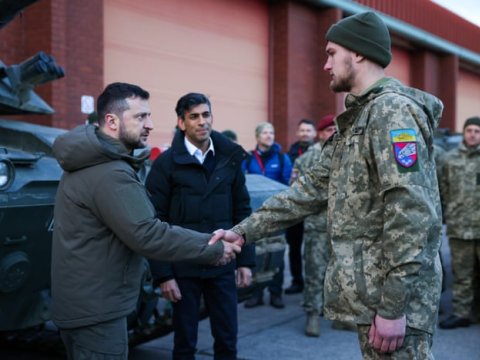 Zelenski Britaniyada təlim keçən ukraynalılara baş çəkdi - FOTO