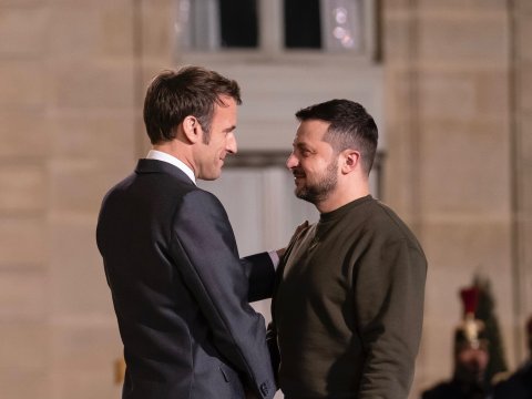 Makron Zelenskiyə “Fəxri legion” ordeni verdi - VİDEO