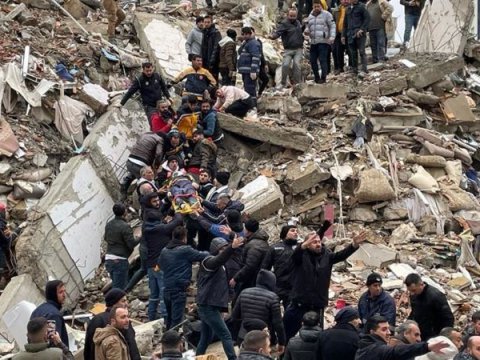 Dağıntılar altından çıxarılan 12 yaşlı qız itkin düşdü - FOTO