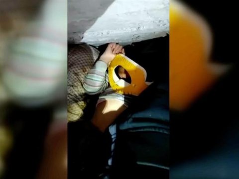 Xilas edilən uşaq qardaşı üçün kömək istədi - VİDEO