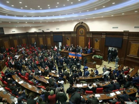 Parlamentdə mübahisə: vitse-spikerlə deputat sözləşdi