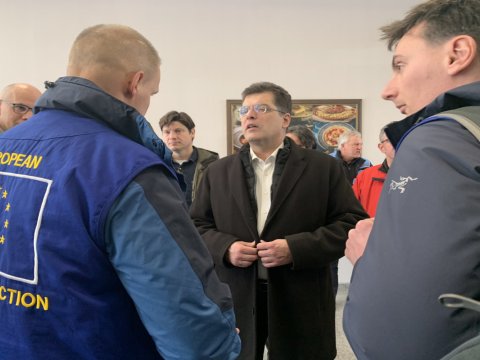 Avrokomissar zəlzələ bölgəsinə gəldi - FOTOLAR