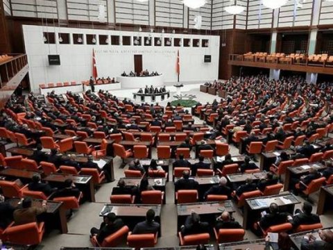 Parlament Türkiyədə fövqəladə vəziyyət rejimini TƏSDİQLƏDİ