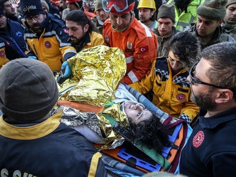 84 saat sonra dağıntılar altından çıxarıldılar