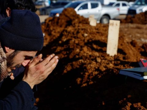 Zəlzələ qurbanlarının son mənzili - FOTOLAR