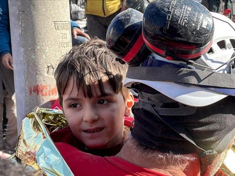 5 nəfərlik ailə 88 saat dağıntılar altında qaldı