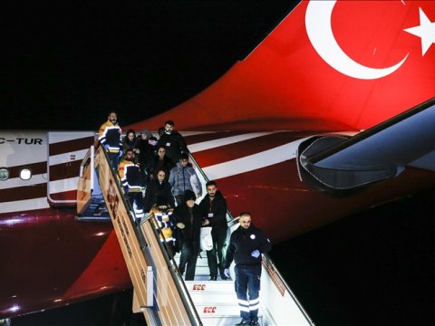 Ərdoğanın təyyarəsi yaralıları daşıyır - VİDEO