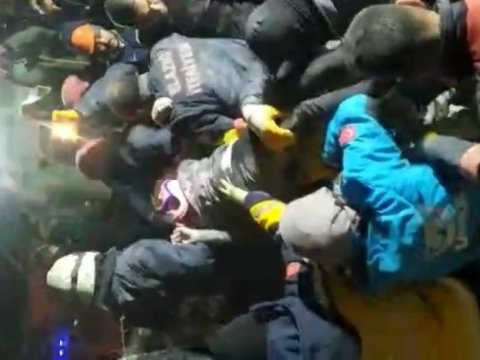 Xilasedicilərimiz 89 saat sonra 12 yaşlı qızı sağ çıxardı - VİDEO