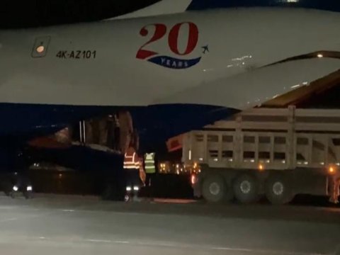 Azərbaycanın növbəti yardım təyyarəsi Türkiyəyə çatdı - FOTOLAR