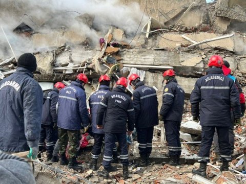 Xilasedicilərimiz 105 saat sonra məktəbli qızı sağ çıxardı - VİDEO