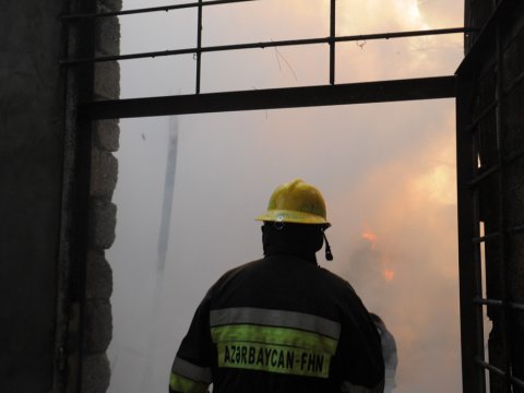 Bakıda ikimərtəbəli ev yandı - Ölən var