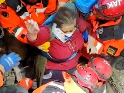 Dağıntılar altında 83 yaşlı qadın və 2 yaşlı körpə sağ çıxdı