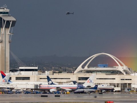 Aeroportda avtobus təyyarə ilə toqquşdu