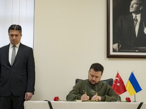 Zelenski Türkiyə səfirliyinə başsağlığına getdi