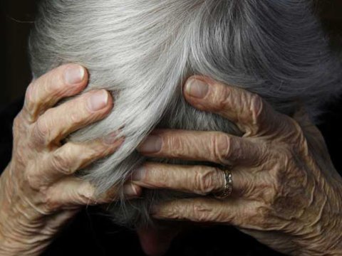 Oğul anasını ağacla döyüb xəstəxanalıq etdi 