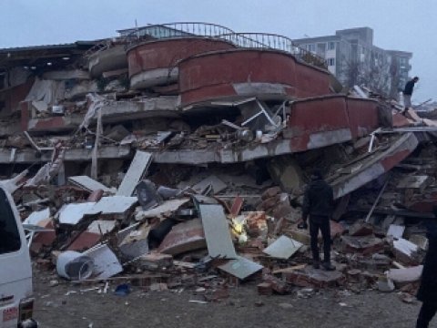 170 saat dağıntı altında qalan qadın xilas edildi