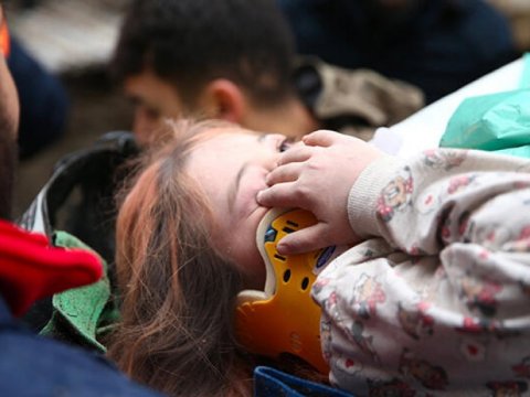 Zəlzələdə xəsarət alan 10 uşaq müalicə üçün Bakıya gətirildi