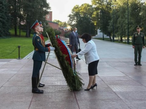 Sahibə Qafarova “Naməlum əsgər” məzarını ziyarət etdi