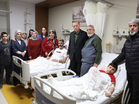 Ərdoğanla xanımı zəlzələdə yaralananları ziyarət etdi  - FOTOLAR