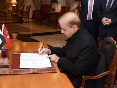 Pakistan baş naziri Türkiyə səfirliyinə baş çəkdi