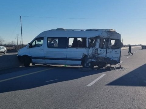 Mikroavtobus TIR-la toqquşdu - Ölən və yaralılar var