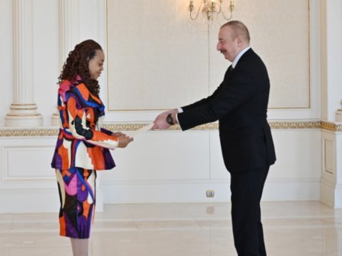 İlham Əliyev yeni səfirlərin etimadnaməsini qəbul etdi