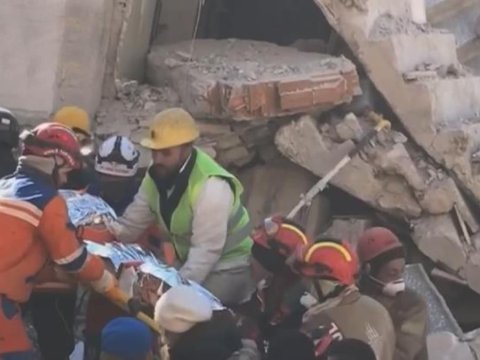 Zəlzələnin 201-ci saatı: 21 yaşlı qadın xilas edildi