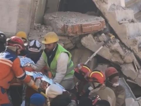 Müəllim 202 saat dağıntılar altında qaldı - VİDEO