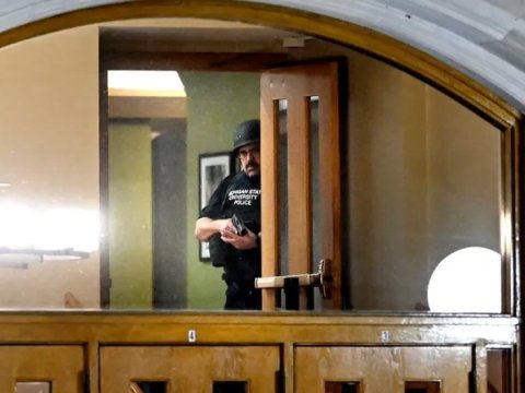 Silahlı şəxs 3 tələbəni qətlə yetirdi