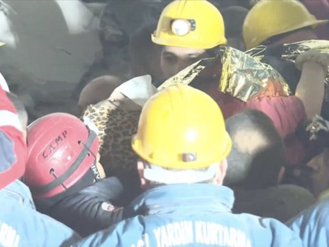 Ata və qızı 209 saat sonra dağıntılar altından sağ çıxarıldı