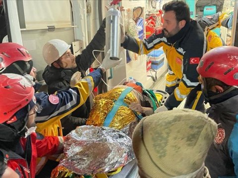 Zəlzələnin 212-ci saatı: 77 yaşlı qadın xilas edildi 