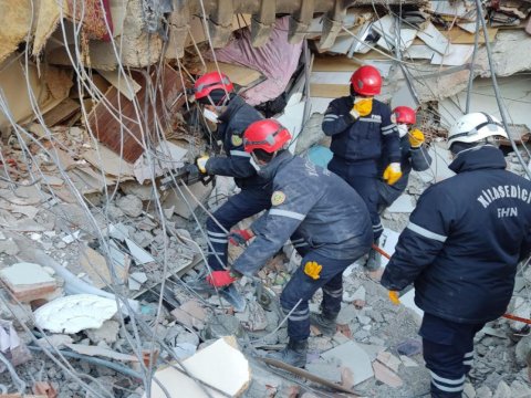 Xilasedicilərimiz 53 nəfəri dağıntılar altından sağ çıxarıb - VİDEO