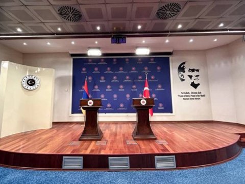 Çavuşoğlu Mirzoyanla təkbətək görüşdü