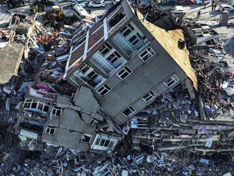 Zəlzələdə həyatını itirənlərin sayı 36 mini keçdi