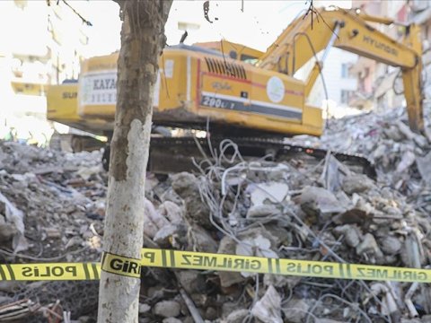 Türkiyədəki zəlzələdə 2 inşaatçı tikdiyi binanın altında qaldı