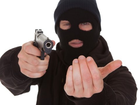 Bakıda evə silahlı basqın oldu - Yaralanan var