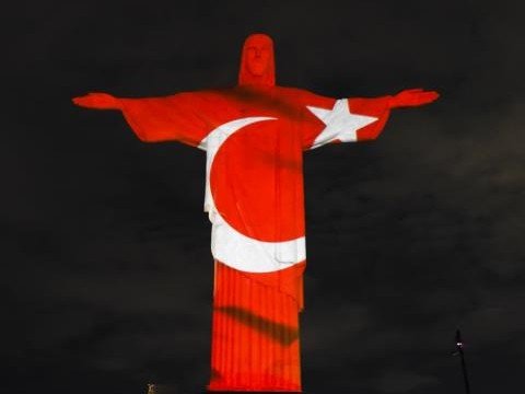 İsa Məsihin heykəli Türkiyə bayrağına büründü