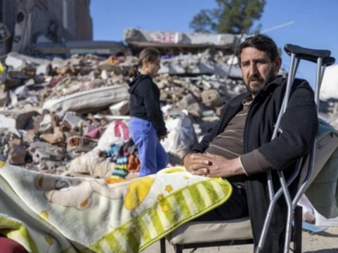 5 nəfərlik ailə dağıntılar altından sağ çıxarılıb