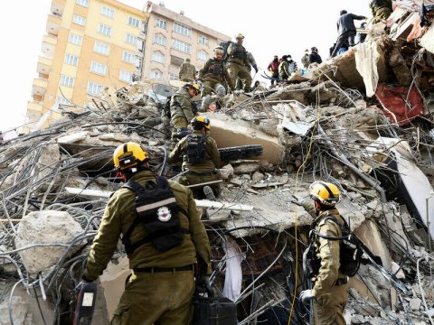 Zəlzələnin 296-cı saatında möcüzə: 3 nəfər xilas edildi - VİDEO