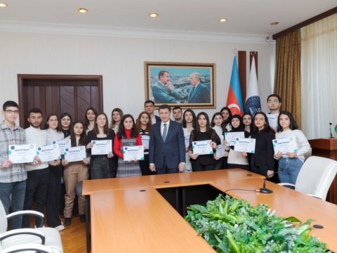 ATU rektoru fəal tələbələrə sertifikat təqdim edib
