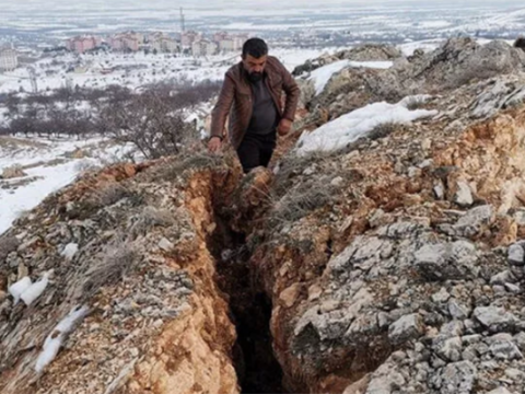 Zəlzələ dağı ikiyə böldü - FOTO