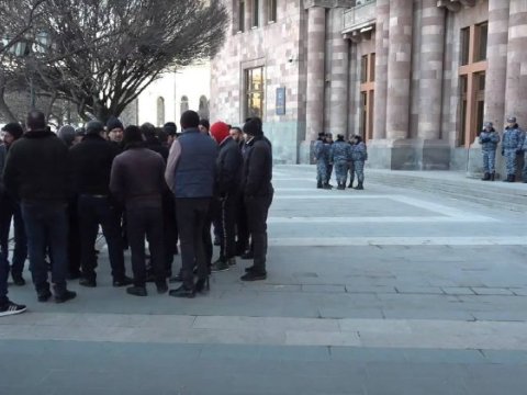 Yanğında ölən erməni hərbçilərin ailələri aksiya keçirdi