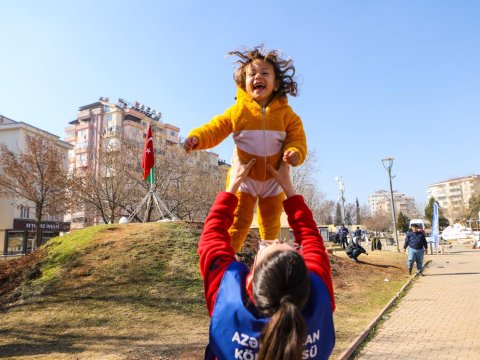 Könüllülərimiz ötən həftə Türkiyədə 1000-lərlə zərərçəkənə xidmət edib