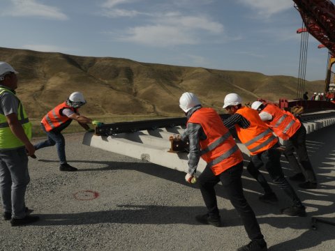 Ən uzun dəmir yolu körpüsü Həkəri çayı üzərində salınır - VİDEO