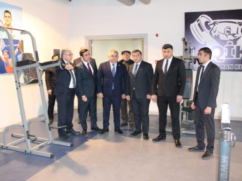 Deputatlar futbolçularla görüşdü, top hədiyyə etdilər - FOTO