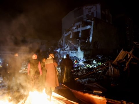 Zəlzələdən qorxuya düşən qadın fəryad etdi: “Öldülər...” - VİDEO