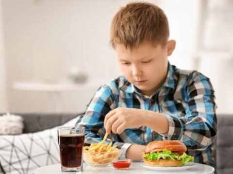 Dünyada hər 5 uşağın birində düzgün qidalanmama problemi var